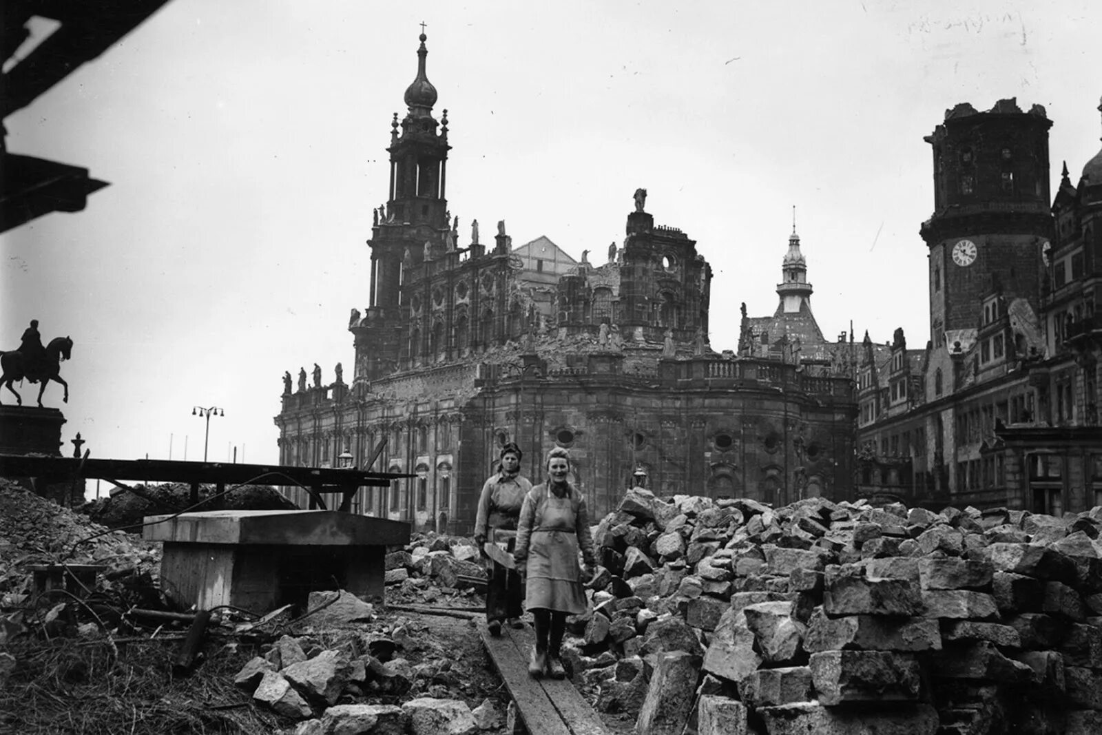 Немецкие города после войны. Дрезден бомбардировка 1945. Дрезден после бомбежки 1945 год. Дрезден после бомбардировки 1945.