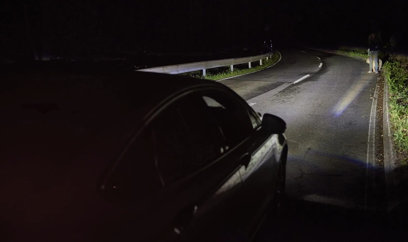 Свет фар машины в темноте. Автомобиль ночью на дороге. В машине Темнота на трассе. Ночь дорога фары. Плохой дальний свет