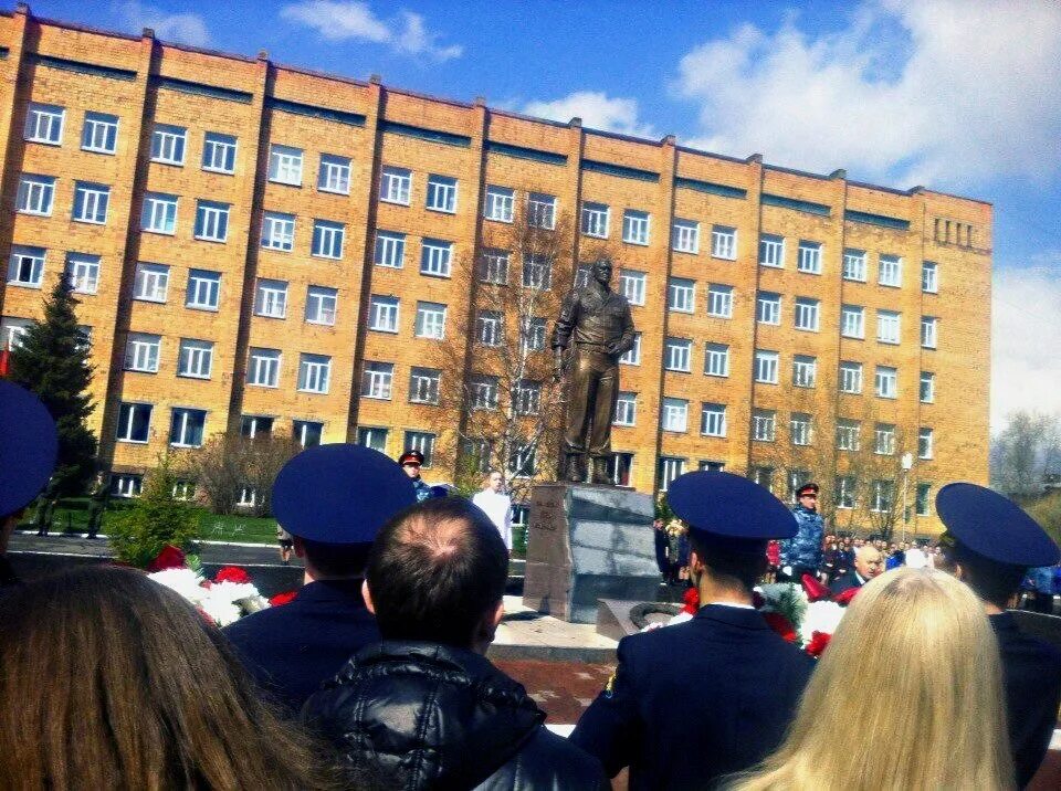 1 корпус новости. Красноярский кадетский корпус имени лебедя. Памятник лебедю в Красноярске. Памятники на кадетском корпусе в Красноярске. Памятник возле кадетского корпуса.