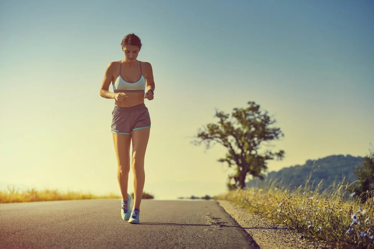 Summer sport. Девушка бежит. Ходьба. Спортивная ходьба девушки. Спорт бег.