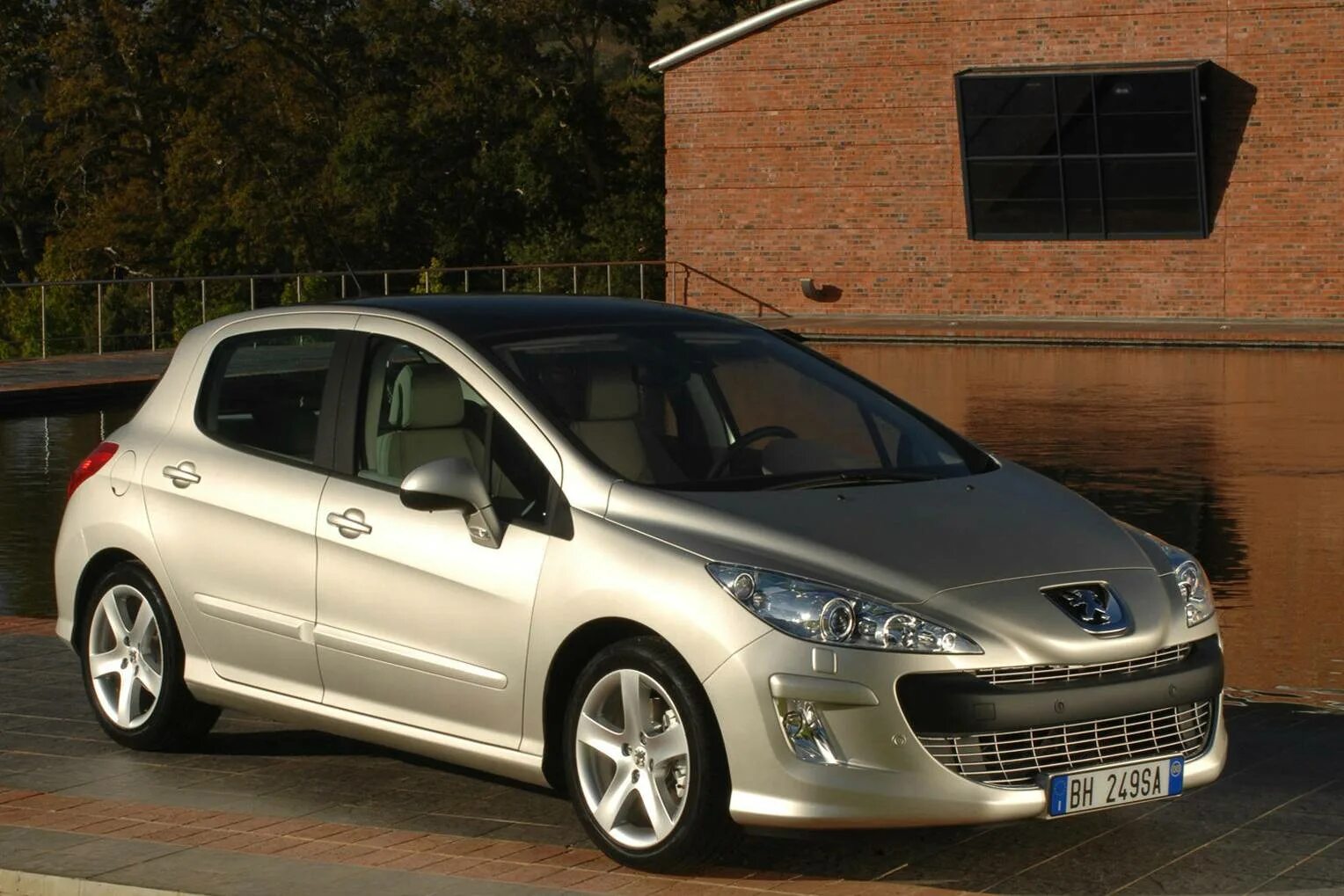 Купить пежо 308 2008 года. Peugeot 308 2008. Peugeot 308 308. Peugeot 308 хэтчбек. Пежо 308 2008 года.