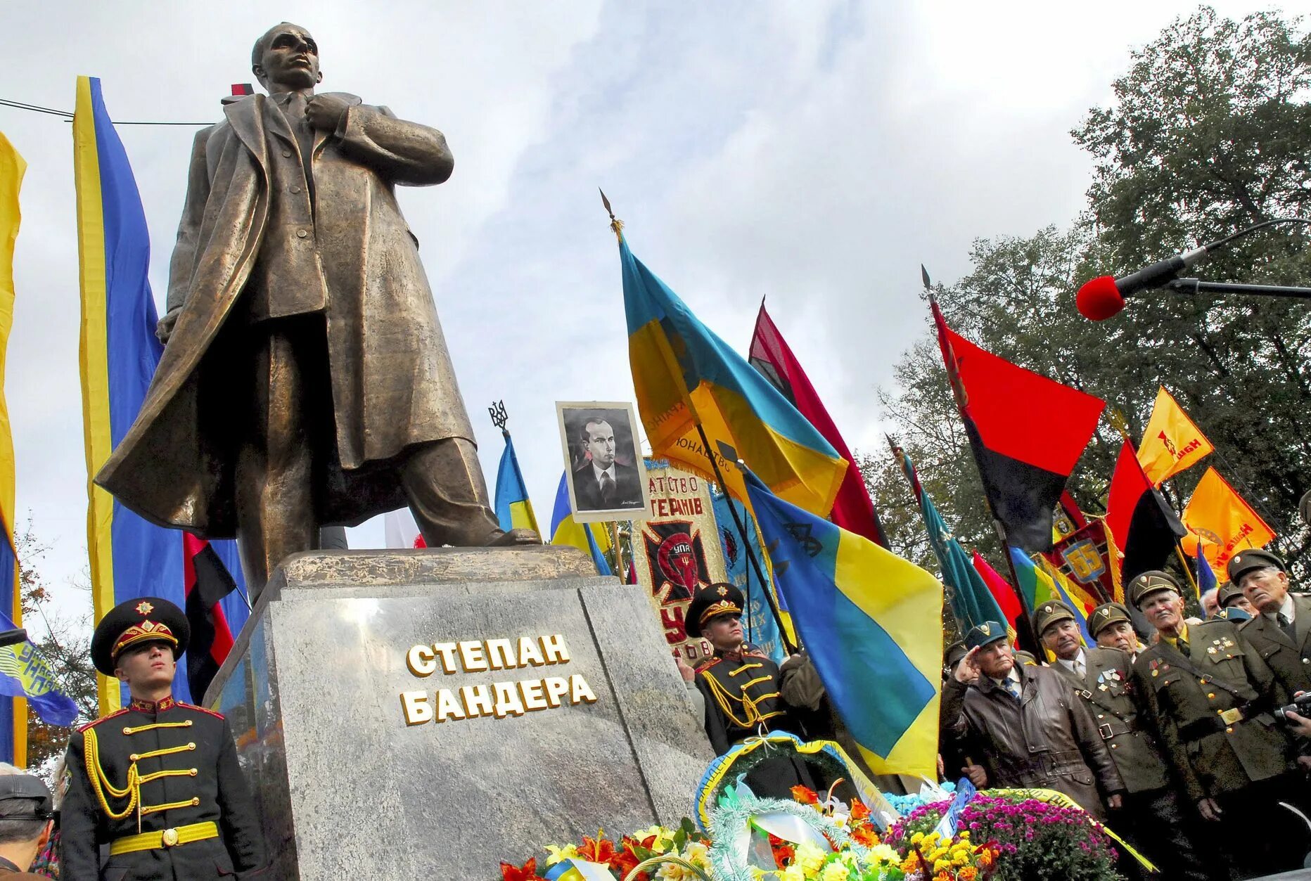 Бандера на украинском. Памятник степану бандере в киеве. Бандера на украинском. Памятник бандере в киеве. Ивано-франковск памятник бандере.