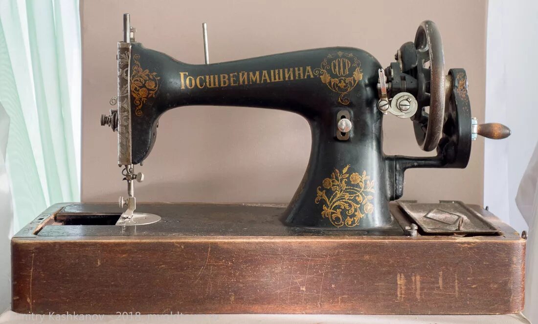 советская швейная машинка тула. швейные машинки 60 годов. ручная машинка пмз.