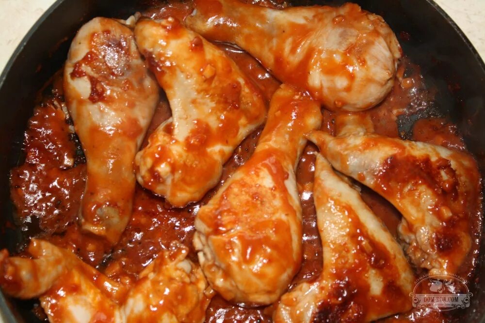 Окорочка куриные на сковороде с корочкой. Утиный окорочок конфи. Окорочка жареные. Вкусная курица на сковороде. Жареные окорочка на сковороде.