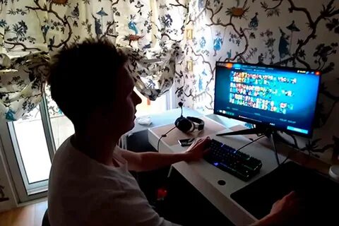 Пацан который играет в