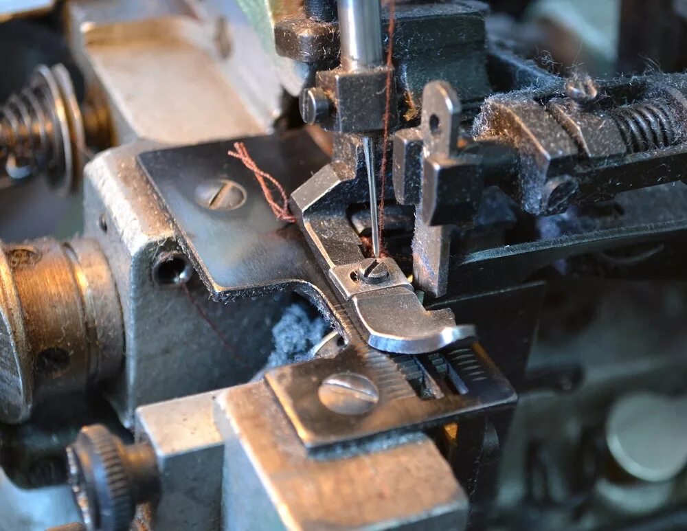 Juki pe 770 professional edition. Как вставить оверлок. Оверлок 3 ниточный китайский. Петлитель для оверлока merrylock 001. Оверлок gn1-6d.