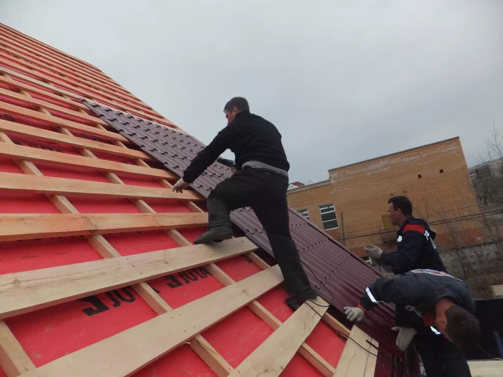 Крыша дома работа. Жесткая кровля. Крыша дома работа. Постройка крыши. Кровля крыши.