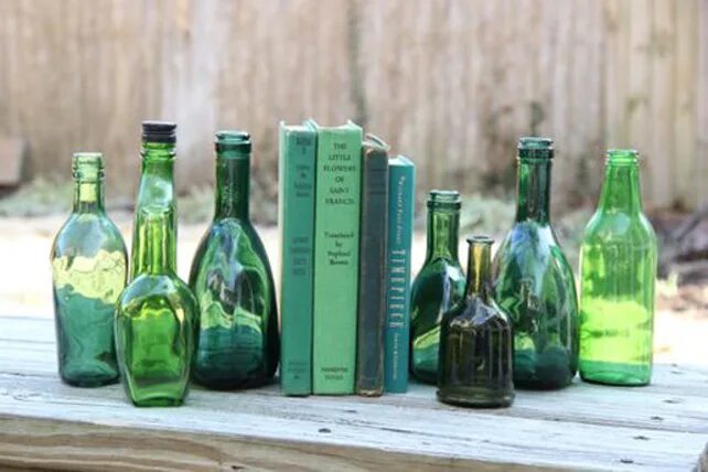 Бутылки зеленого цвета. Зеленые бутылки в интерьере. Бутылка зеленая стеклянная. Бутылки на свадьбу в зеленом цвете. Изумрудная бутылка.