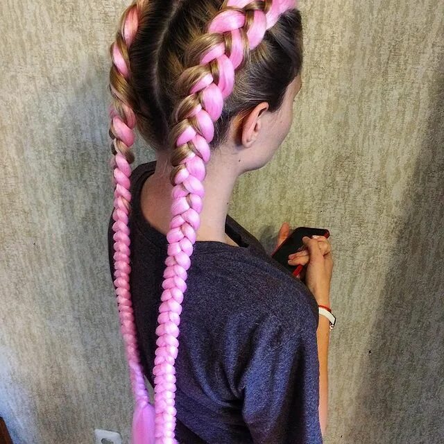 Плетение с канекалоном с челкой. Аллергия на канекалон. Канекалон sim braids. Косы канекалон с челкой. Чешется голова от афрокосичек.