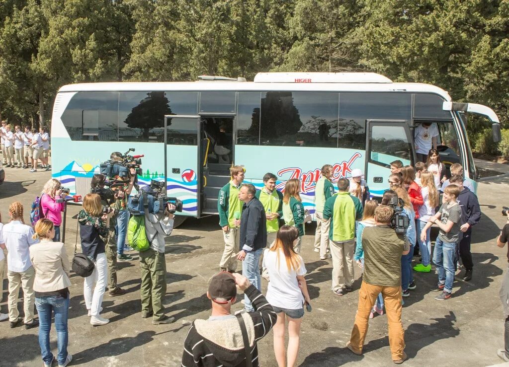 Автобус дол. Автобус лагерь Ильменский. Заезд в лагерь. Автобус в лагерь. Детские лагеря заезд.