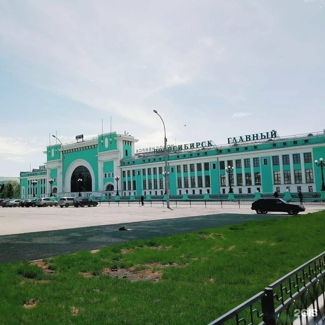 Новосибирск вокзал. Номер телефона вокзал новосибирск главный. Вокзал новосибирск главный архитектурный стиль. Улицы новосибирска вокзал. Цвет вокзала новосибирск.
