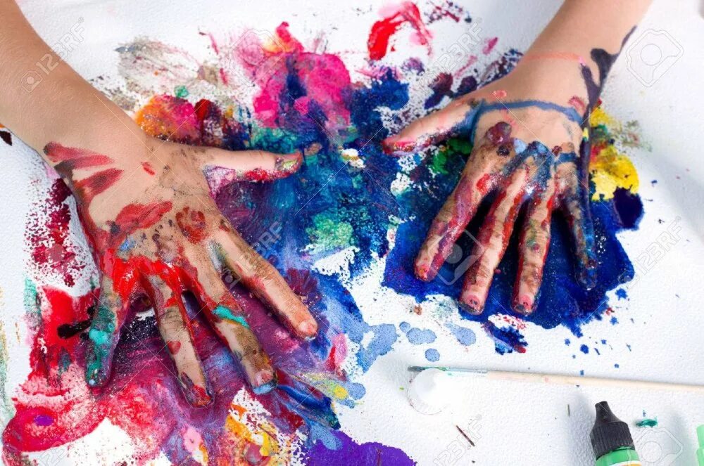 Сколько сидеть с краской. Руки в краске. Руки красивые краски. Пальцы в краске.