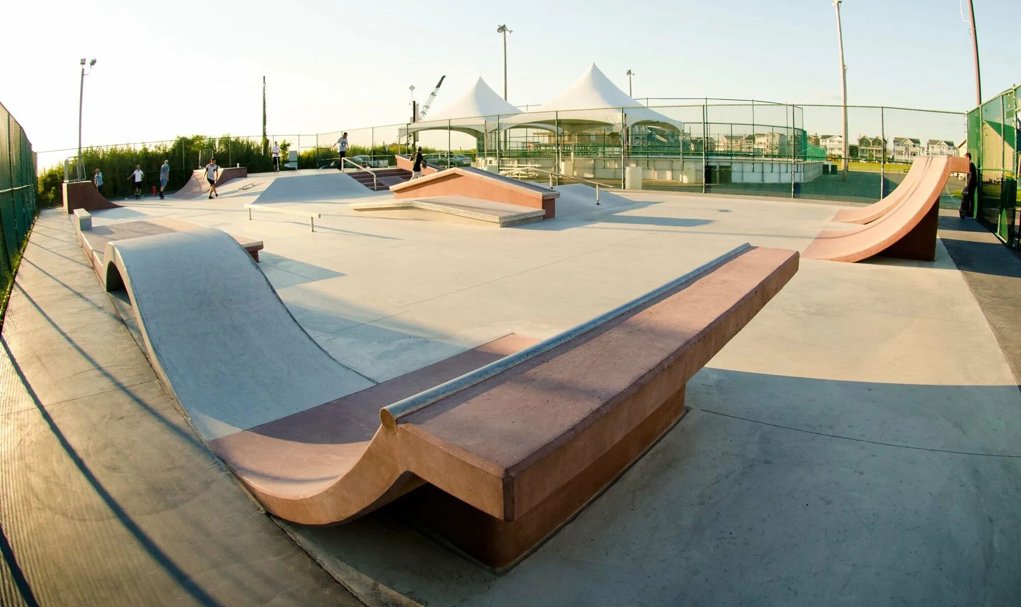 Большие скейт парки. Скейт парк Домодедово Авангард. Скейт парк красная Поляна. Ларсен парк скейт парк.
