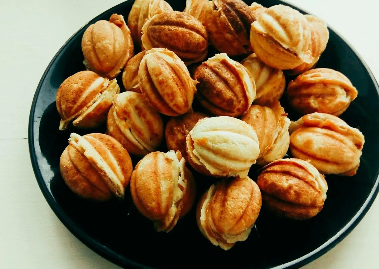 Орешки. Арахис фисташки кешью. Печенье орешки со сгущенкой. Печенье со сгущенкой и орехами. Орехи со сгущенкой.