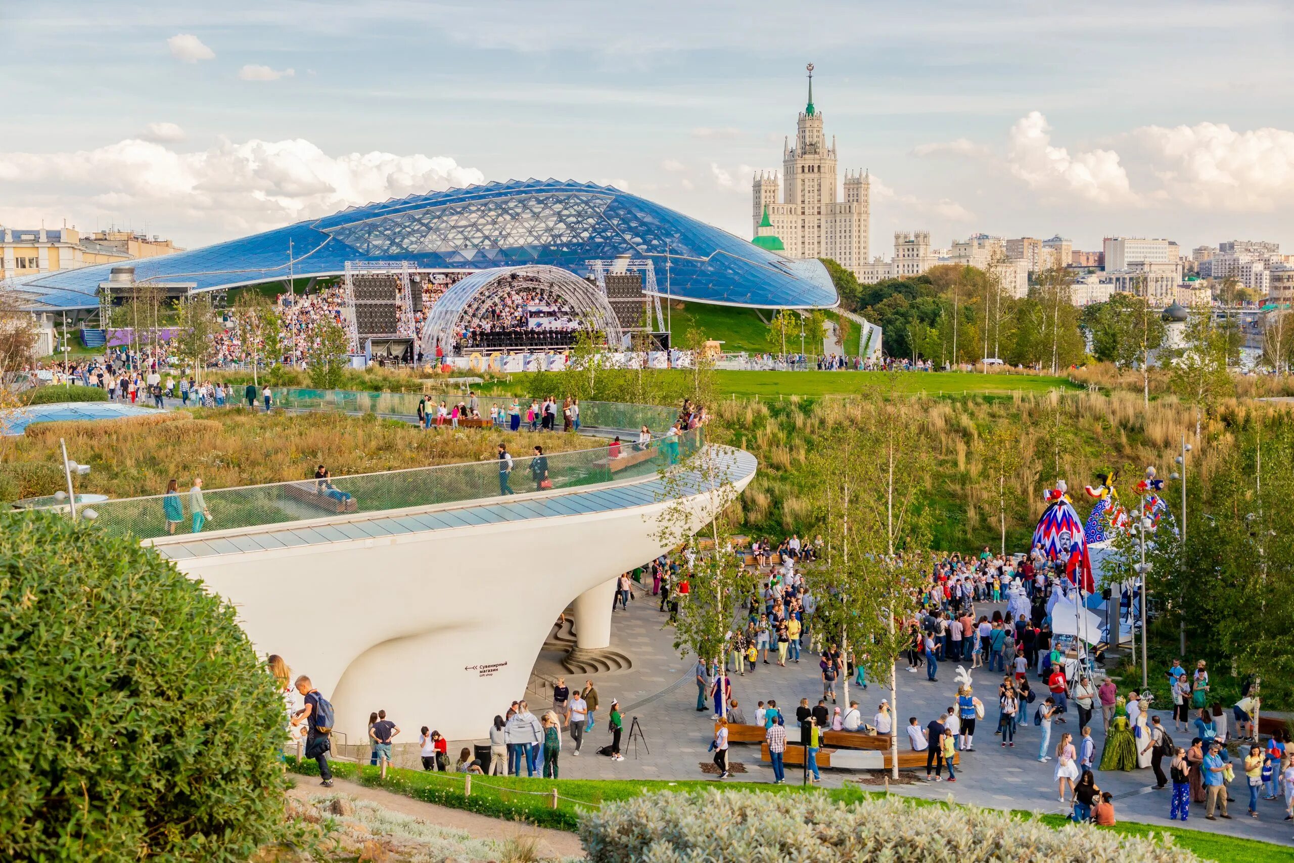 Площадь парка зарядье в москве. Московский парк зарядье. парк зарядье июнь 2025. ландшафтный парк зарядье.