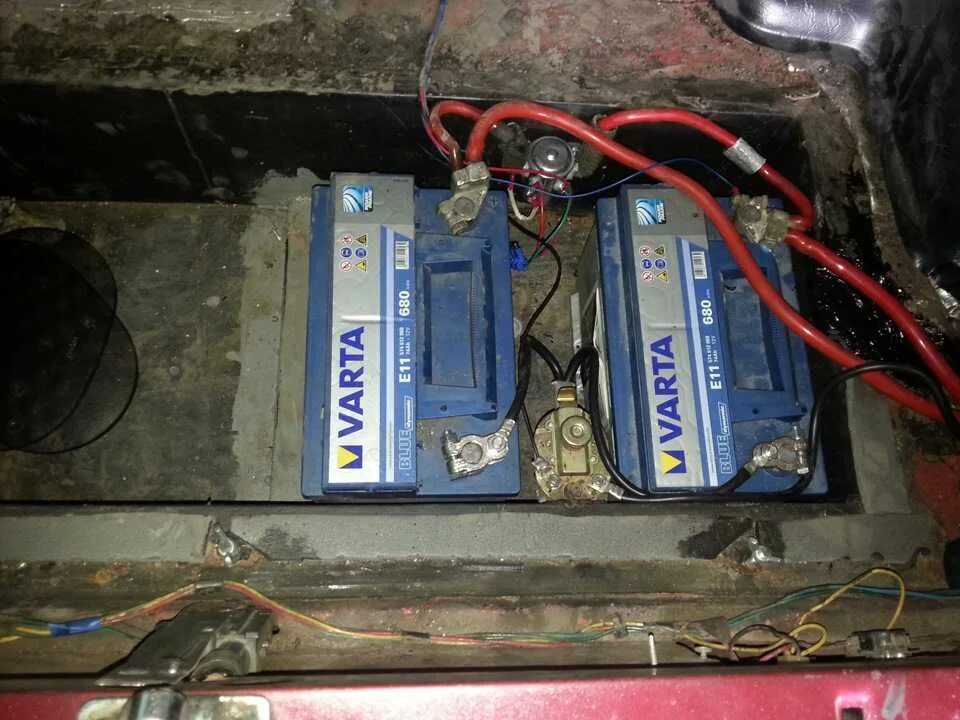 Как правильно установить аккумулятор на автомобиль. Провода 12 вольт с аккумулятора на аккумулятор. 2 акб на 12 вольт на грузовик. как правильно подключить аккумуляторные батареи. как подключить 2 акб.