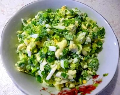Салат яйцо зеленый лук помидор