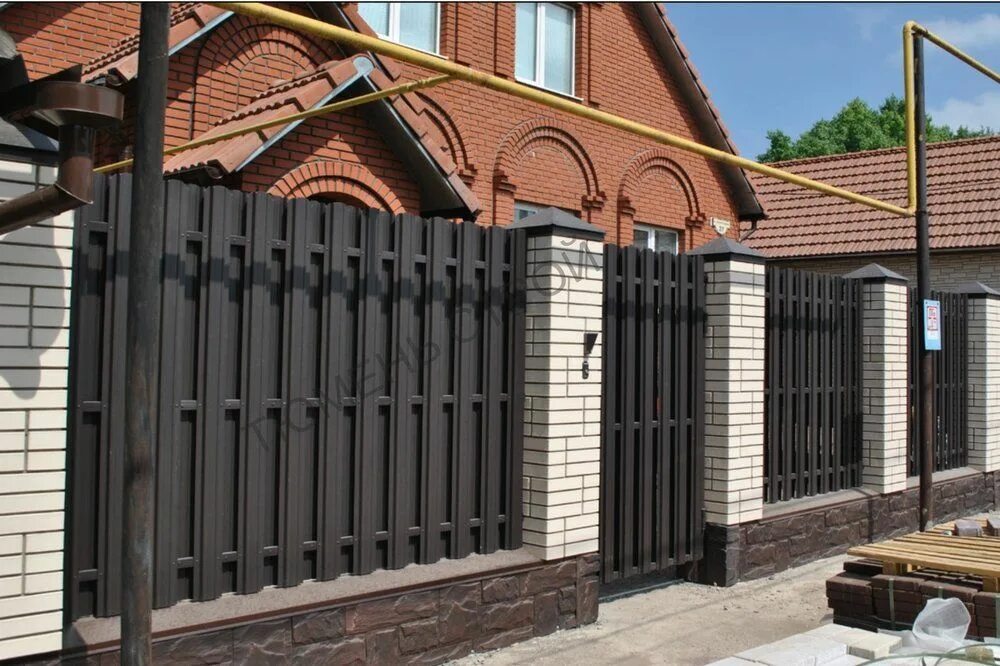 Фото фасад для забора купить на озоне. Фасадный забор. Забор в частном доме. Красивый забор из евроштакетника. Ворота из штакетника металлического.