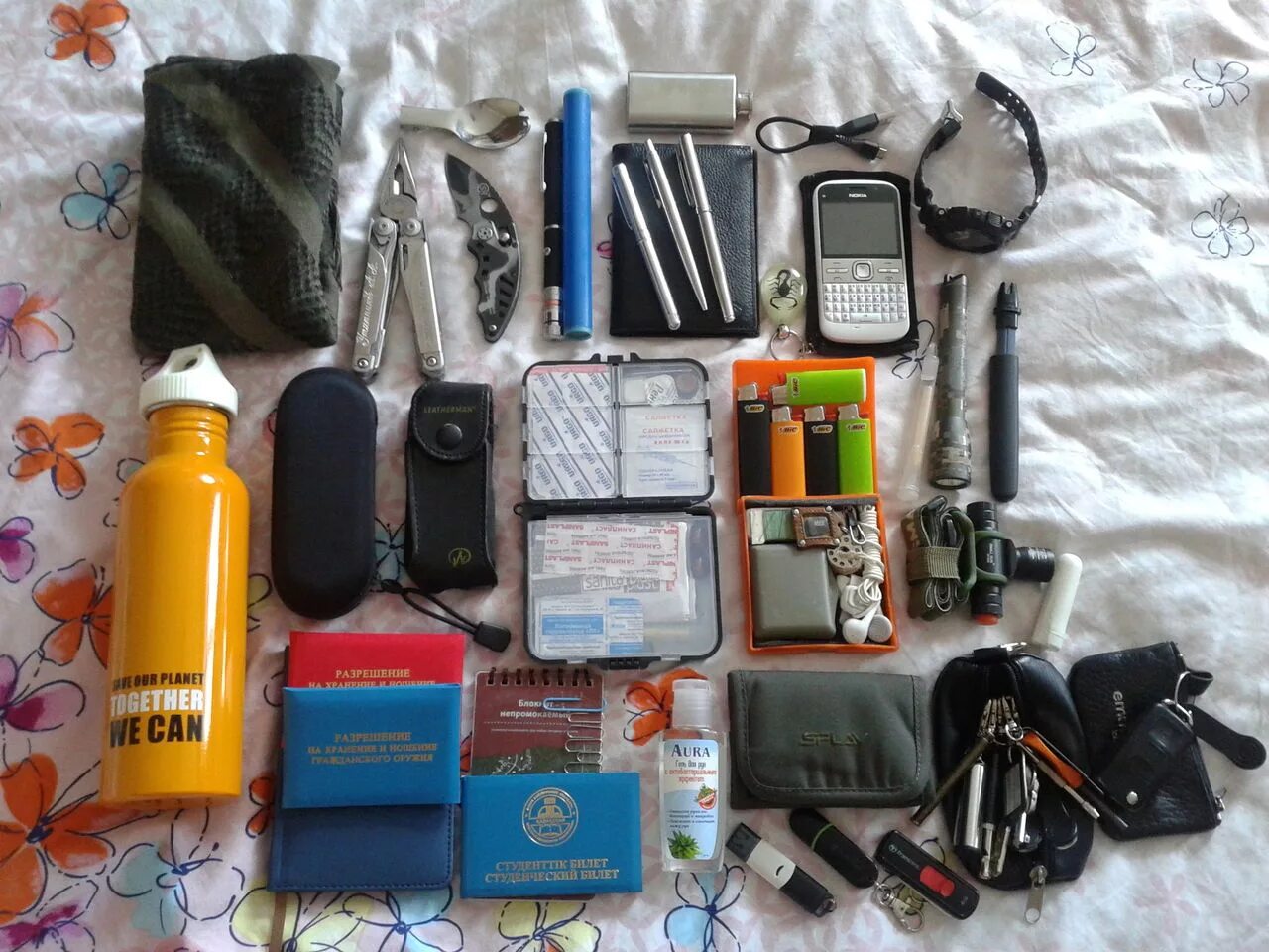 Содержимое женской сумочки. Продукты каждый день. Набор одежды для женщин 30 лет. Сумка с вещами. Модные луки для девушек.