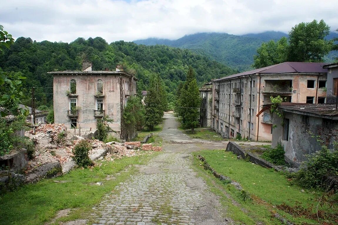 Ткуарчал абхазия погода. Абхазия ткварчели акармара. Ткуарчал абхазия. Ткуарчал абхазия заброшенный город. Село мерхеули абхазия.