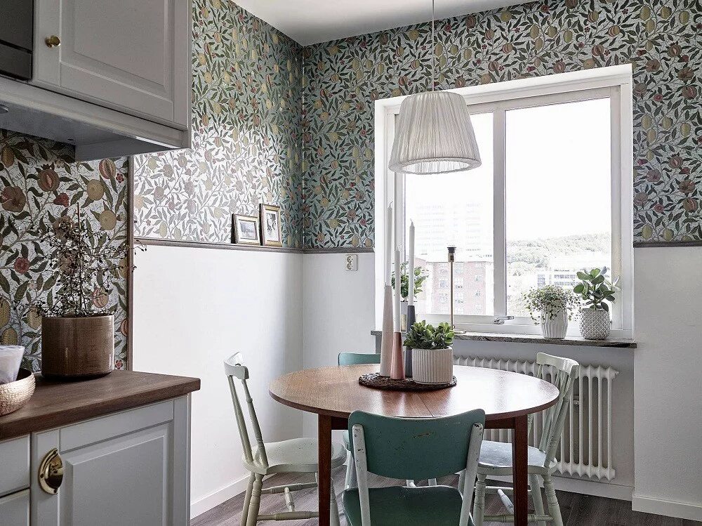 комбинированные обои. варианты поклейки обоев на кухне. полосатые обои в интерьере кухни. расцветка обоев для кухни. обои компаньоны в интерьере кухни.