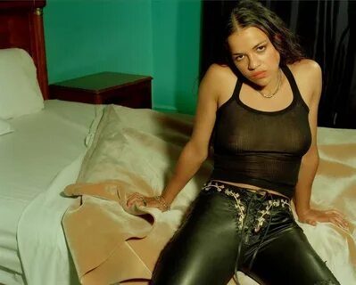 Michelle rodriguez в прозрачной майке и чёрных кожаных штанах - обои на тел...