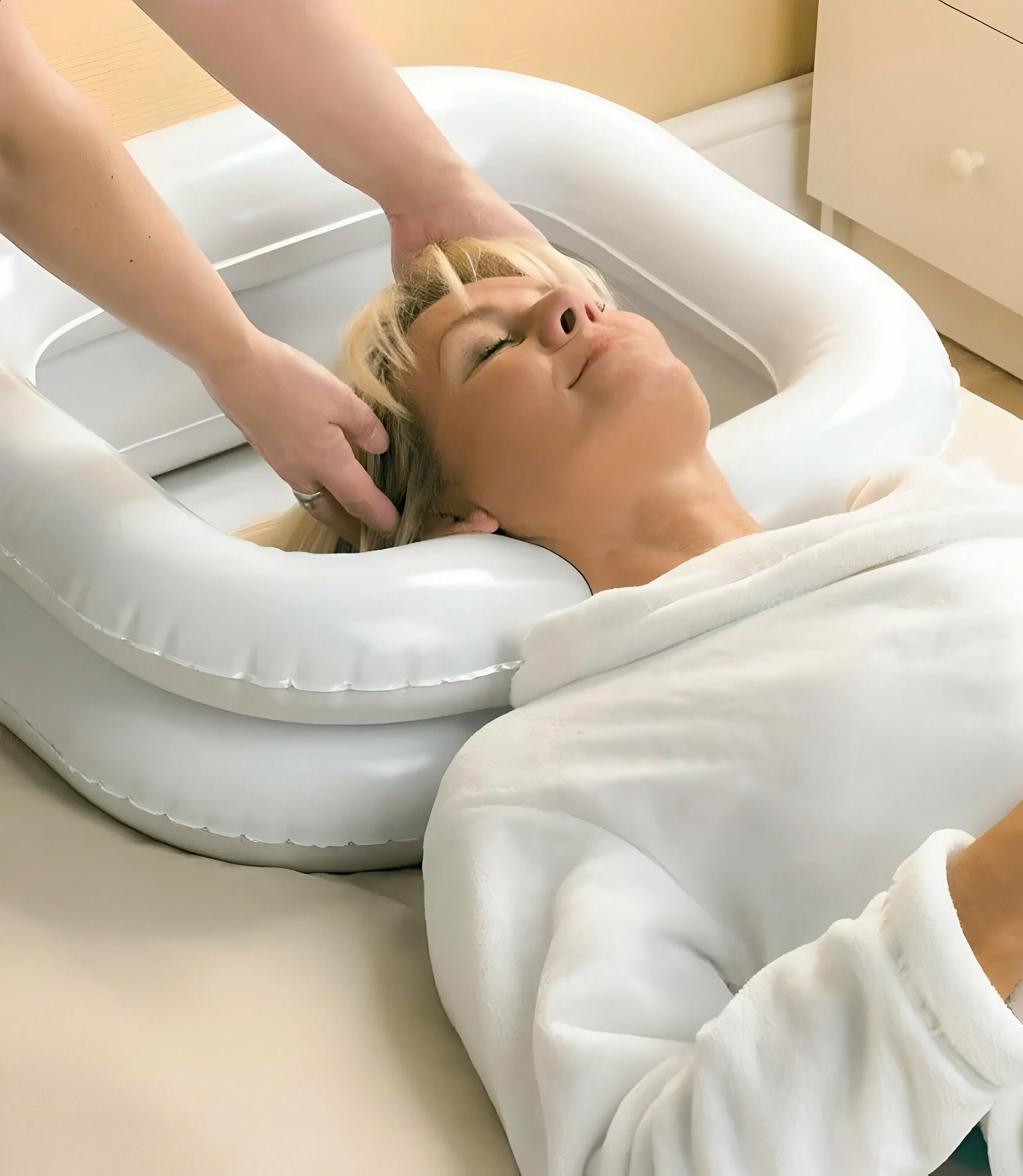 ванна для головы для лежачих больных. мытье головы лежачему больному. гигиена лежачих больных. обтирание тяжелобольного пациента. мытье лежачих больных на дому.