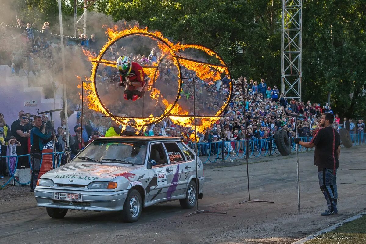 Включи каскадеры. Включи каскадеры. Включи каскадеры. Шоу каскадеров самара. Сэм селезнев шоу каскадеров в ульяновске.