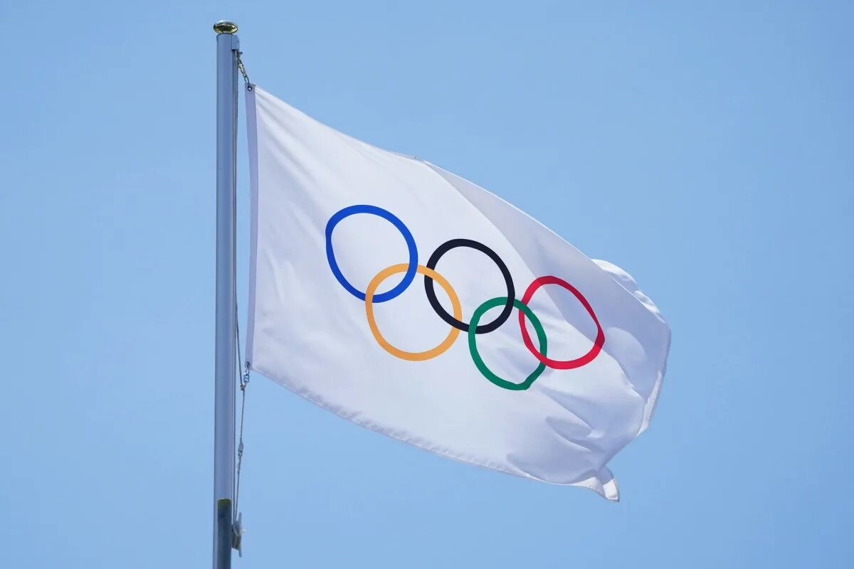 Флаг зимних олимпийских игр. Олимпийские игры Олимпийский флаг. Флаг международного олимпийского комитета. Олимпийский флагов в олимпийской.