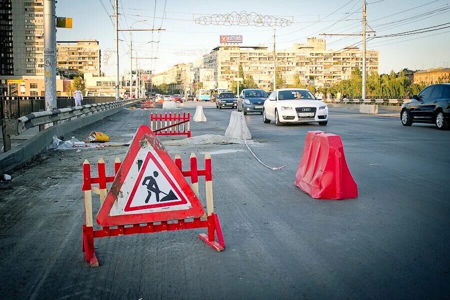 пешеходные дорожные ограждения. дорожные ограждения. дорожные работы ограждения. игрушка bruder 62007. дорожные сигнальные ограждения.