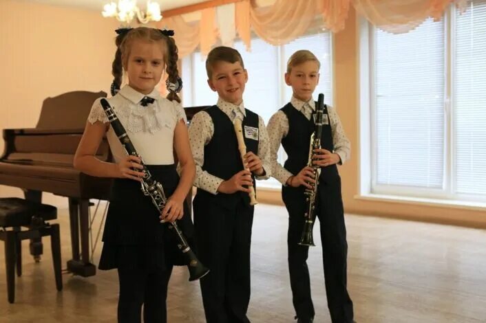 Кларнет для детей. Игра на кларнете. Ребенок играет на кларнете. Дети выступают на сцене в школе.