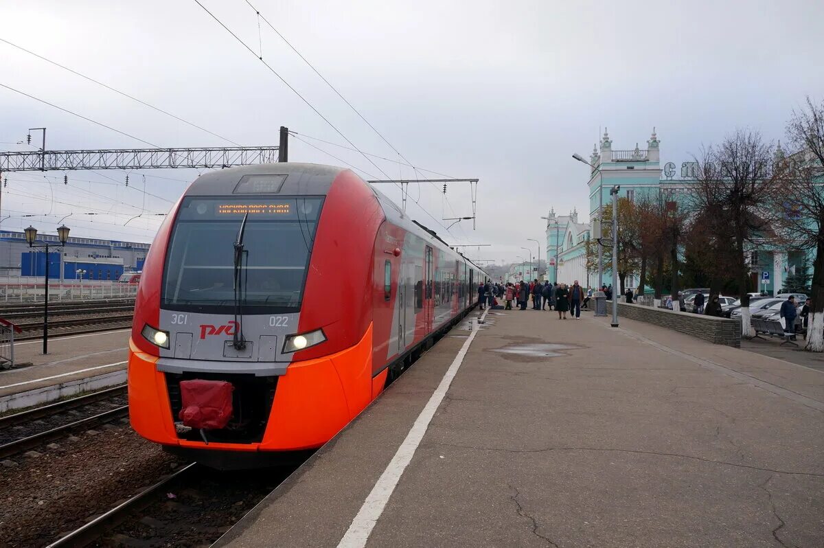 Жд билеты смоленск ласточка. Поезд Ласточка Смоленск. Ласточка Москва Смоленск. Поезд Ласточка Москва Смоленск. ЖД вокзал Смоленск Ласточка.