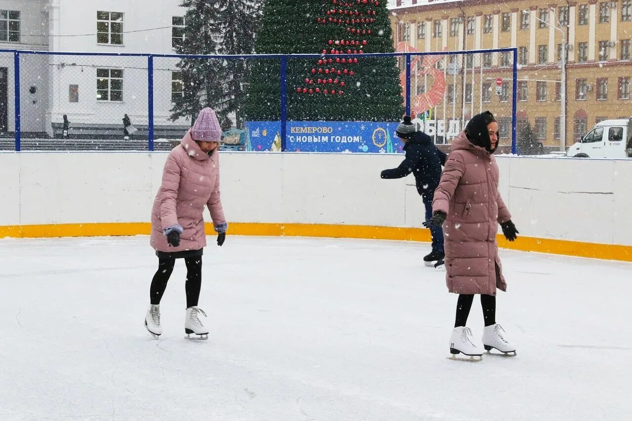 Каток в городе Кемерово. Открытый каток Кемерово. Каток на площади советов Кемерово. Хоккейные катки в Кемерово. Город прокат коньков