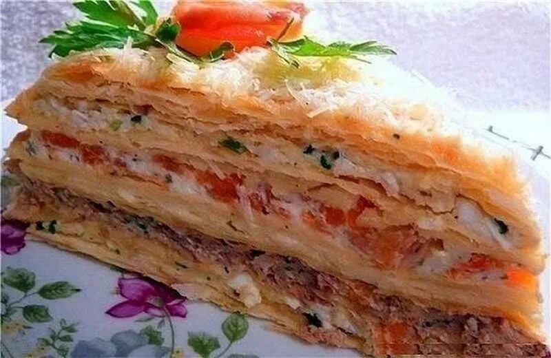 Слоеный наполеон закусочный. Закусочный торт «наполеон» snack cake ". Закусочный наполеон с рыбной консервой. Закусочный наполеон с консервой. Закусочный наполеон с консервой.