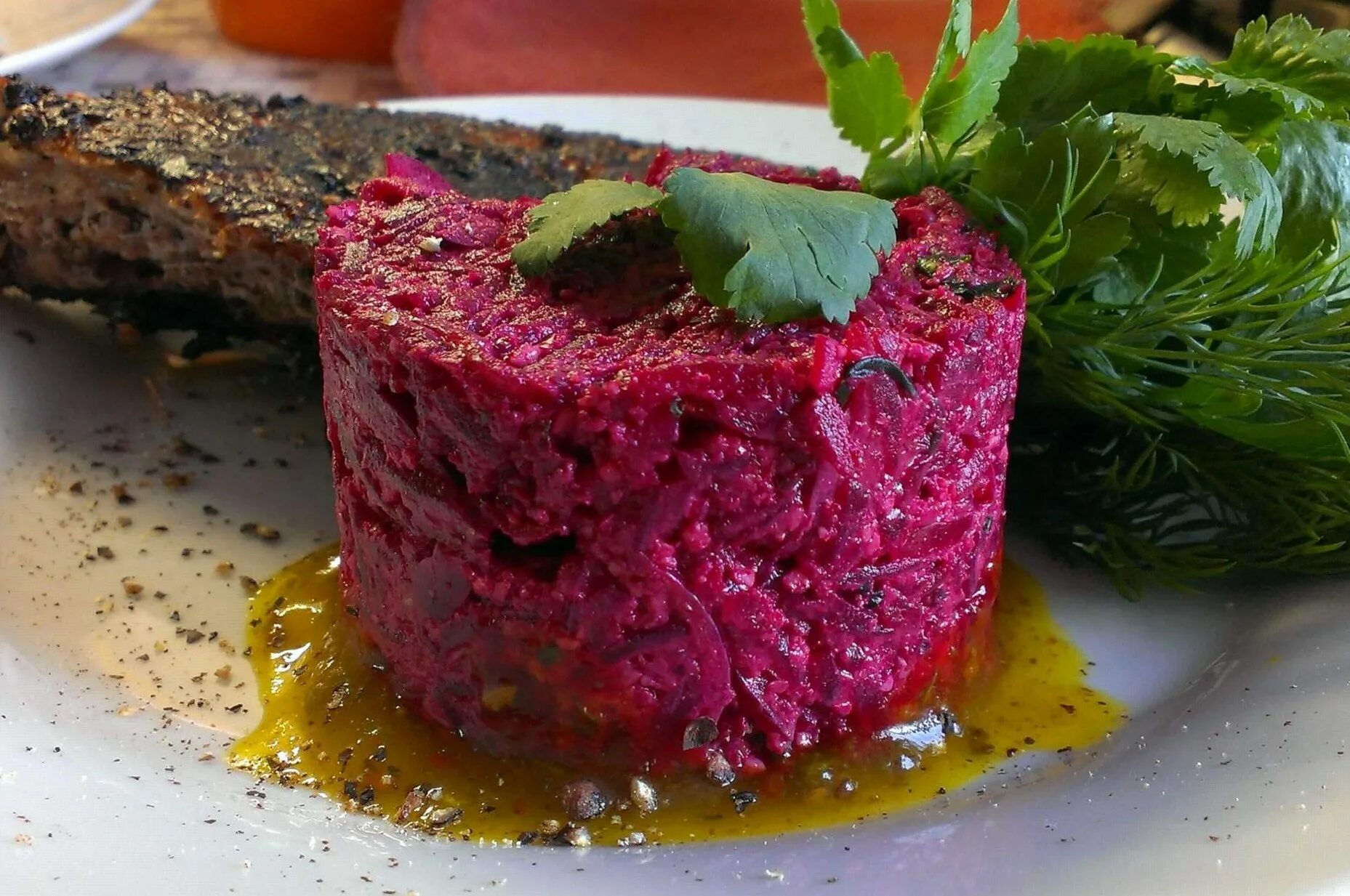 Свекольный салат с хреном. Блюда со свеклой. Рецепты с приготовленные со свеклы. Свекольный салат с чесноком и майонезом. Свекольные котлеты с манкой.