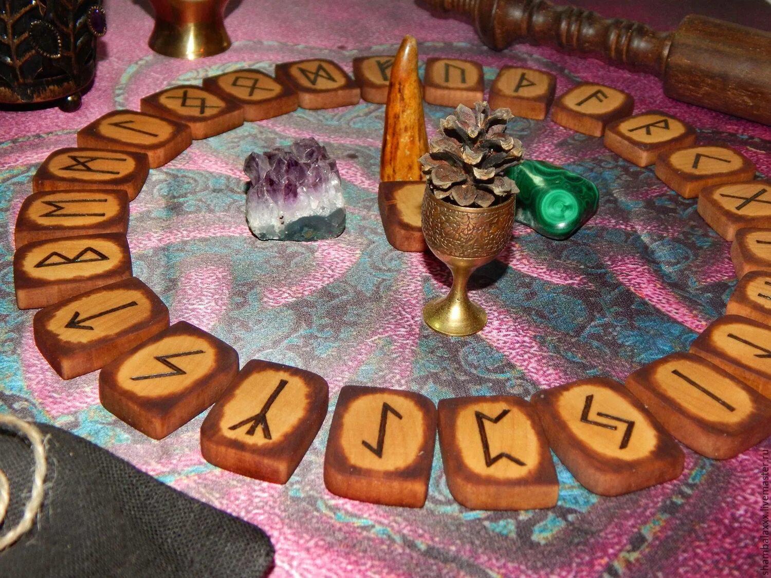 Гадания руны работа. Руны магия. Гадания руны работа. Руны расклад на отношения. Рунические расклады.