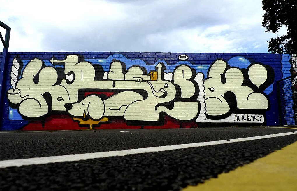 Граффити в бассейне. Векман теггинг. Первые граффити. Граффити круглые. Композиции в стиле граффити.