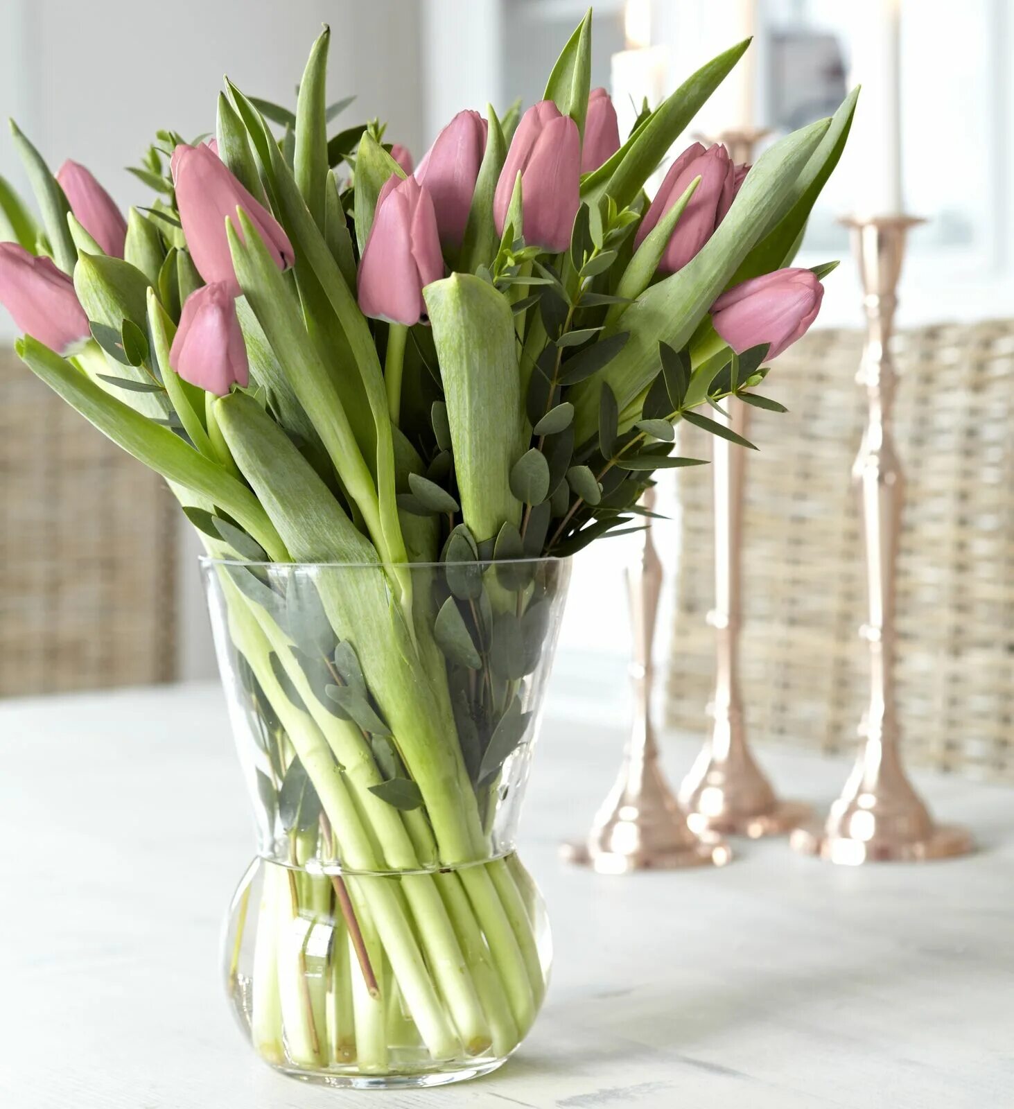 Фото тюльпаны в вазе на столе. Нюдовые тюльпаны. Букет тюльпанов в вазе. Тюльпаны в стеклянной вазе. Вазы для тюльпанов.