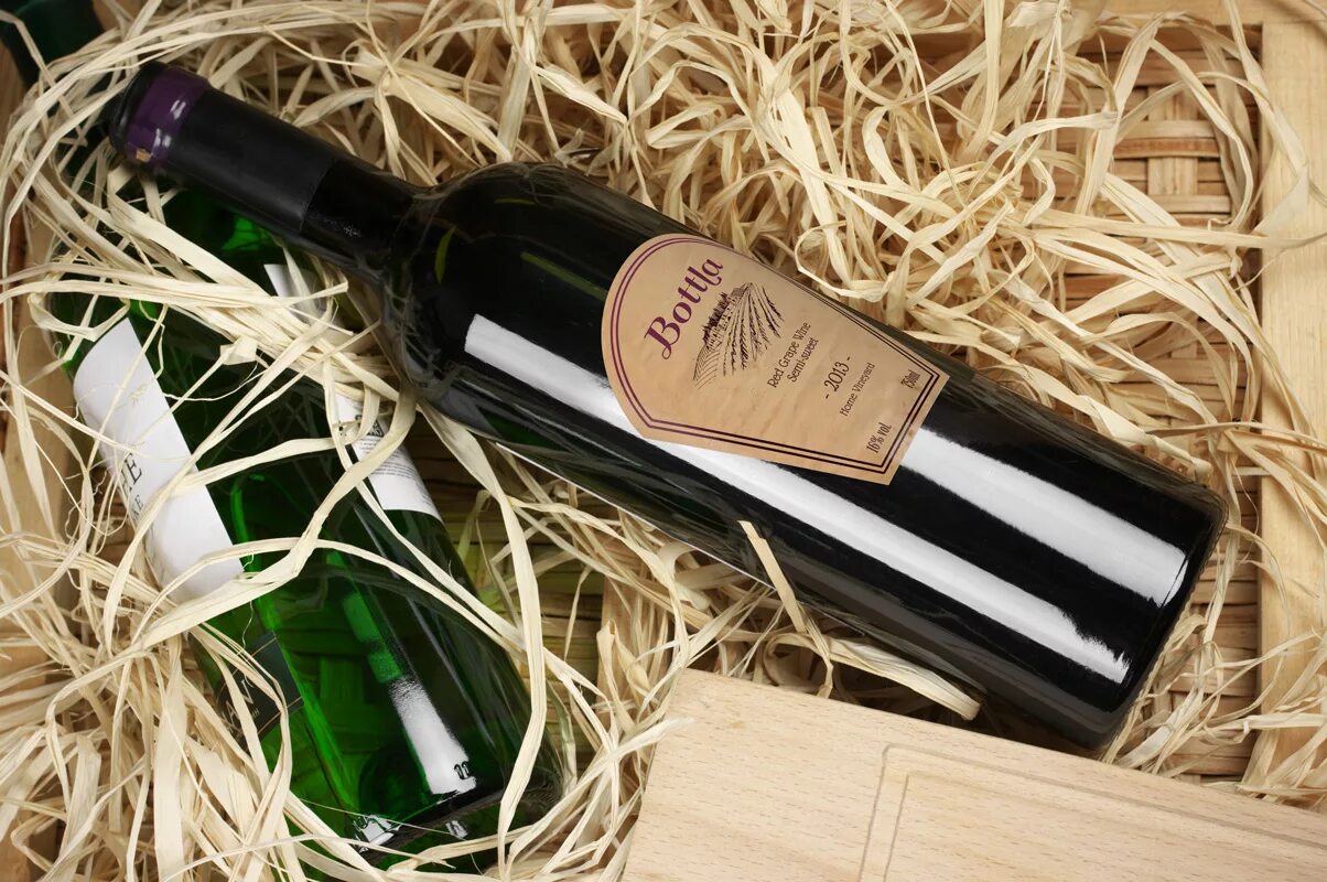 ящик вина лежачие бутылки. бутылка с вином. бутылка красного вина вид сверху. бутылка вина лежит. бутылка вина сверху.