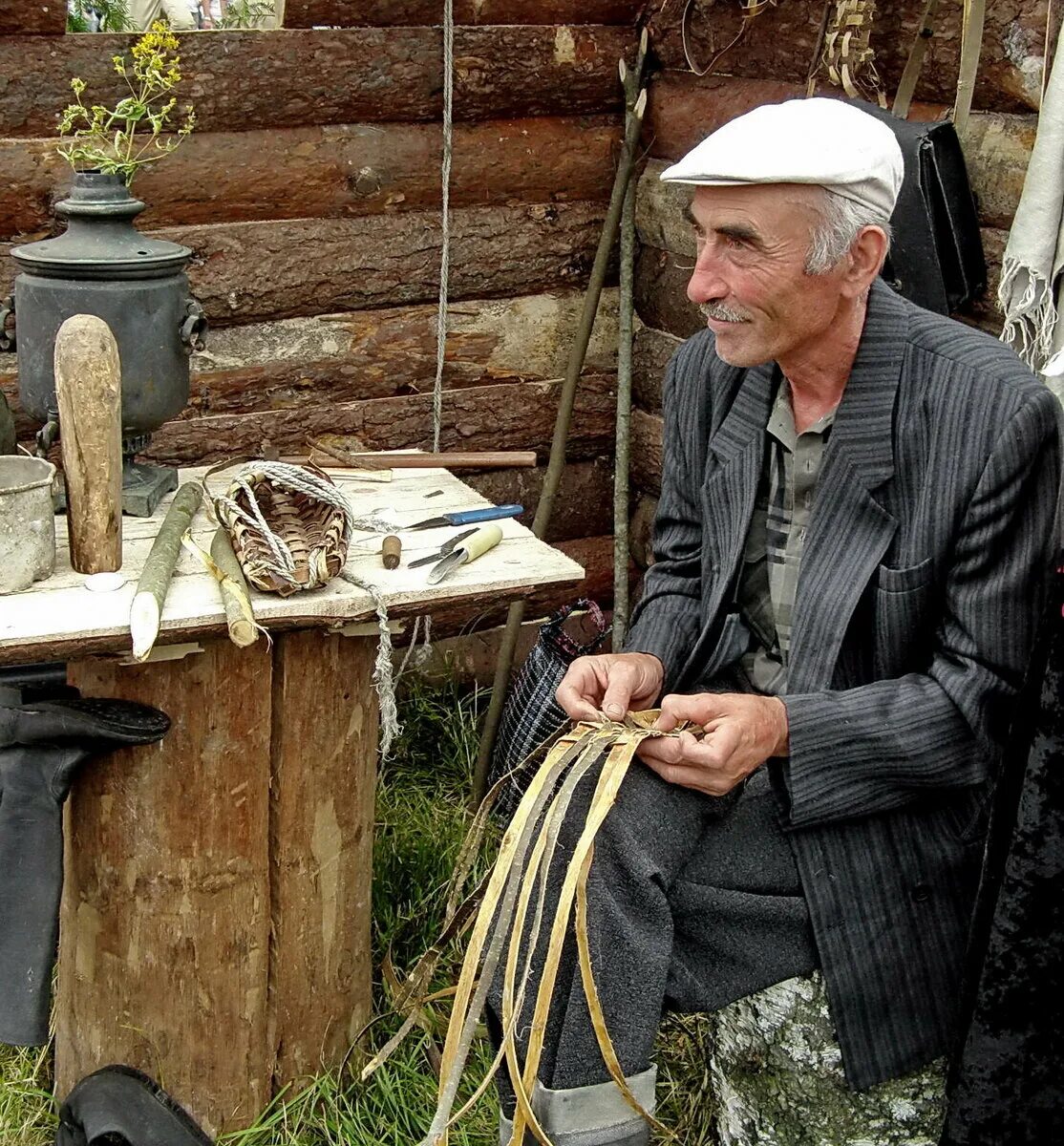 Деревня пенсионеров. Деревенский дедушка. На деревню к дедушке. Дед в деревне. Дедушка из деревни.