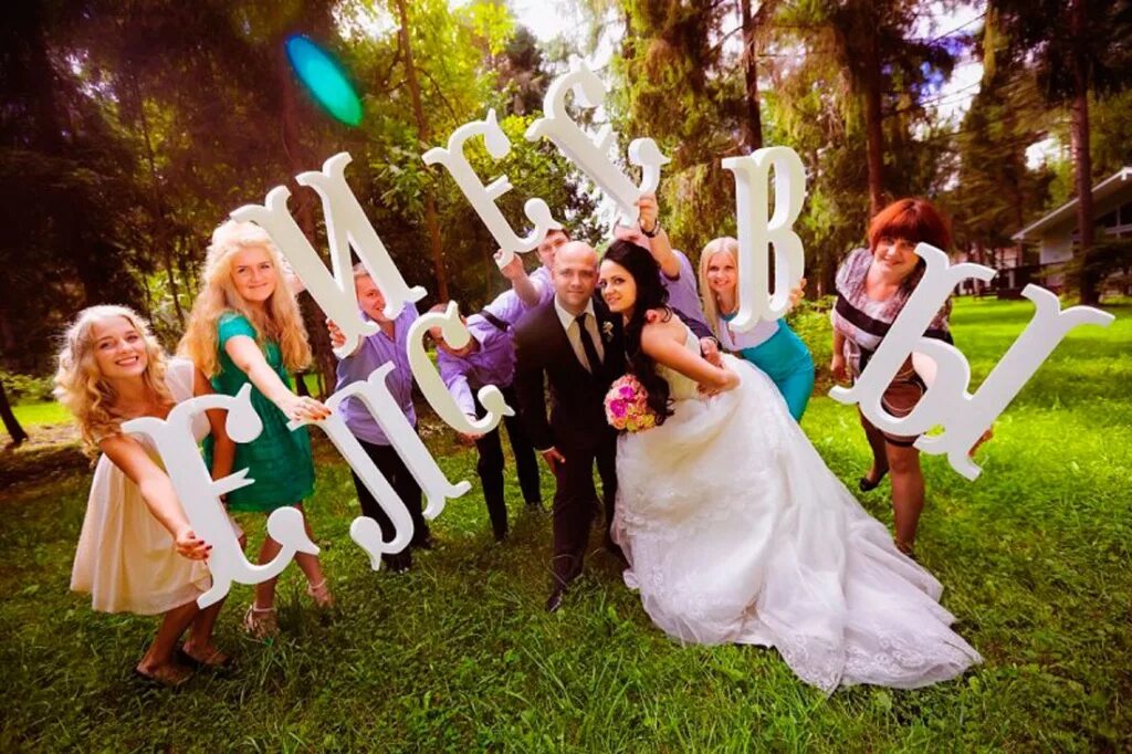 Сделать фамилию. Фамилия из пенопласта на свадьбу. Свадебная фотосессия с буквами. Буквы из пенопласта на свадьбу. Фотозона на свадьбу с буквами.