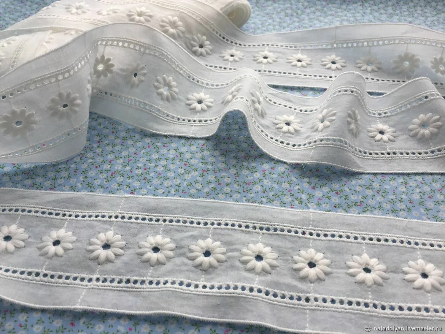 Обработка выреза горловины. Швейная машинка шьет. Московский шов на горловине. Тончайшее шитье. Пошив швейных изделий.