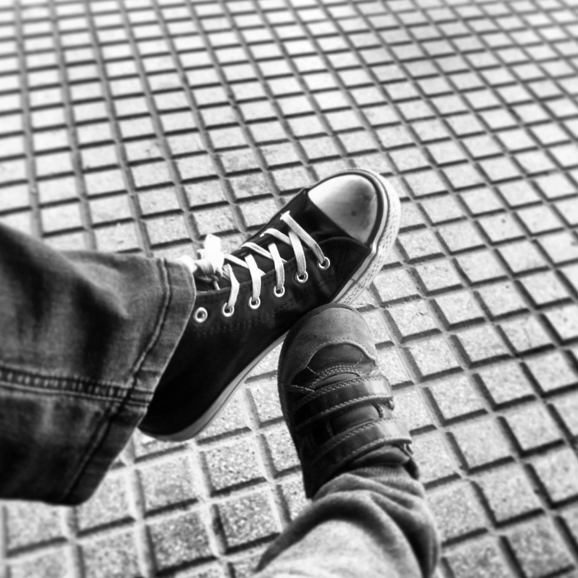 Мужская обувь реклама. Новую обувь. Ботиночки музыки. Зеленые мужские туфли на ноге. Кроссовки с блютуз колонкой.