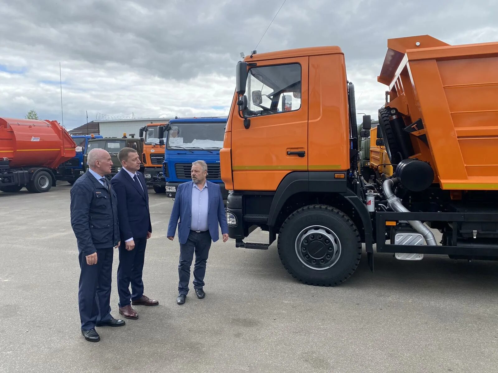 Оао белавтомаз. Автозавод маз. Автомобильный завод маз. Прицеп маз 857100. Маз-303е10.