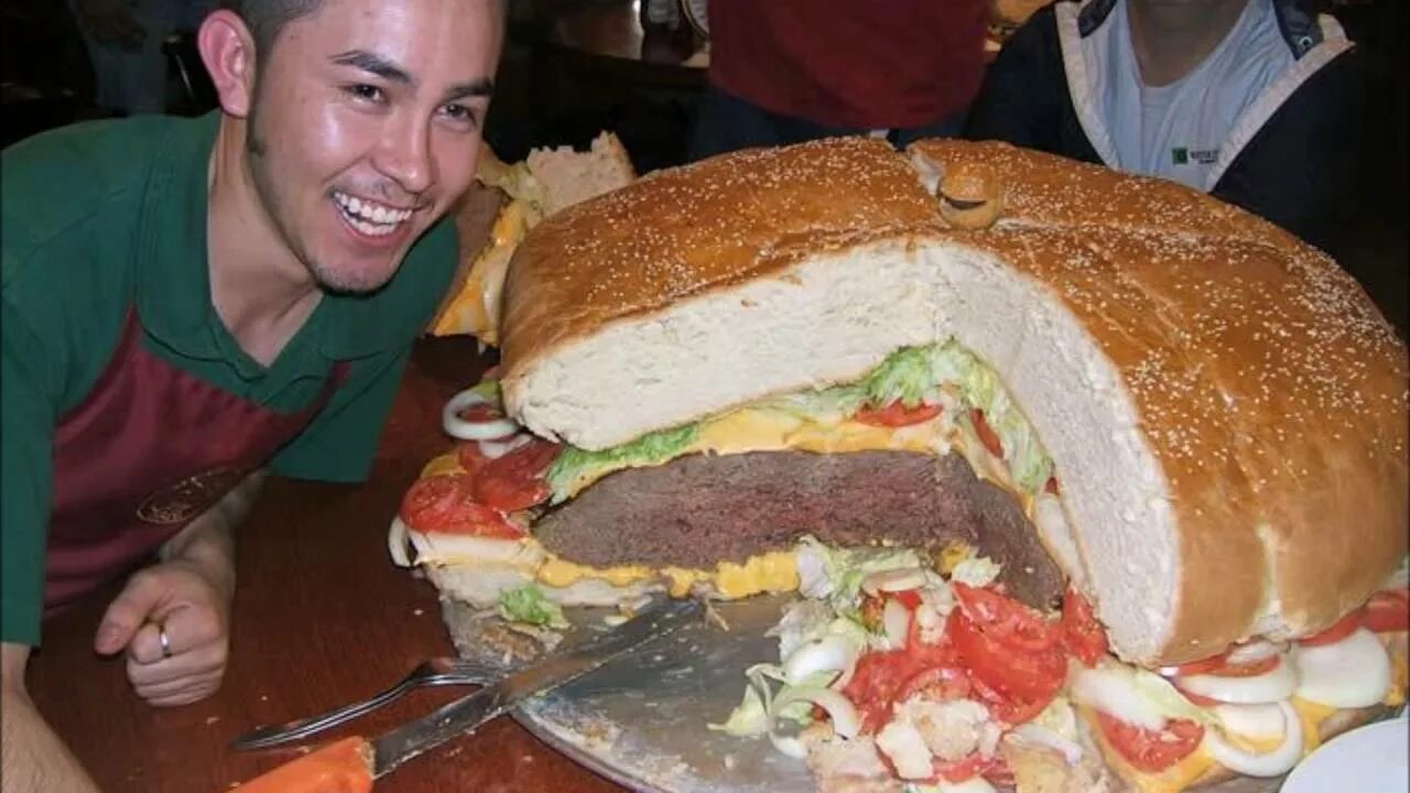 Самый большой бургер в мире рекорд Гиннесса. Гигантский бутерброд. Большой гамбургер. Самый огромный бутерброд в мире. Самые большие питания