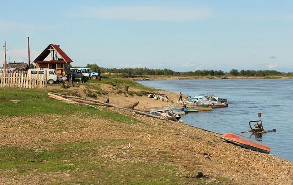 Бревно на берегу. Ольшанский карьер озеро. Размыв берегов братское водохранилище. Село графский берег намский улус, республика саха (якутия). Озеро песчаный леман.