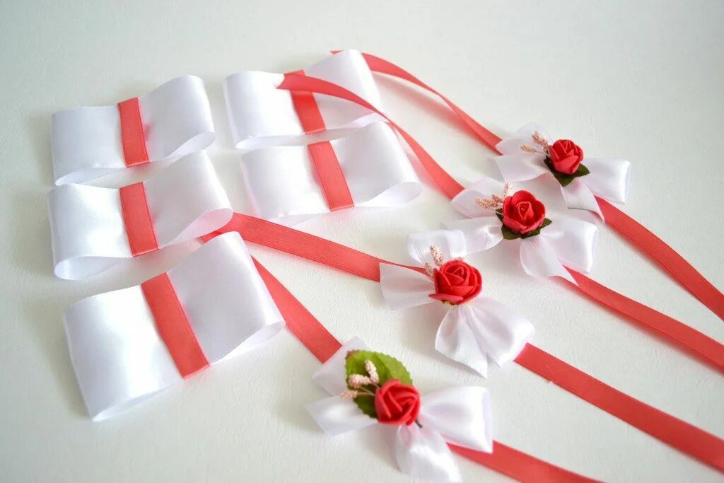 бутоньерки на руку для гостей. бутоньерка в27. бутоньерки для гостей на свадьбу. ленточки на свадьбу для гостей. бутоньерки для гостей на свадьбу.