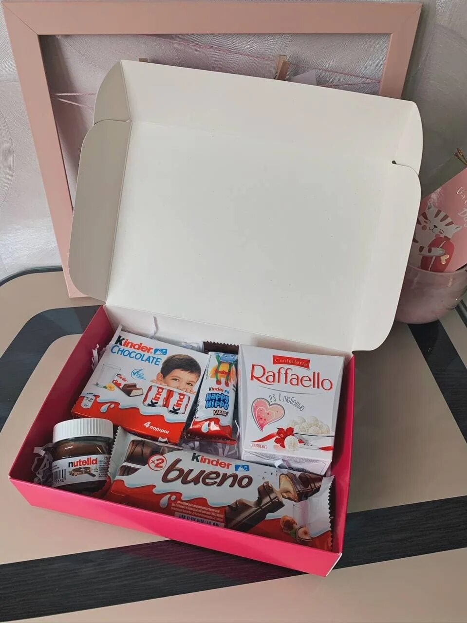 Kinder box. Подарочная коробка Киндер. Киндер бокс коробка. Киндер коробка подарок. Сладкий подарочный набор Киндер.