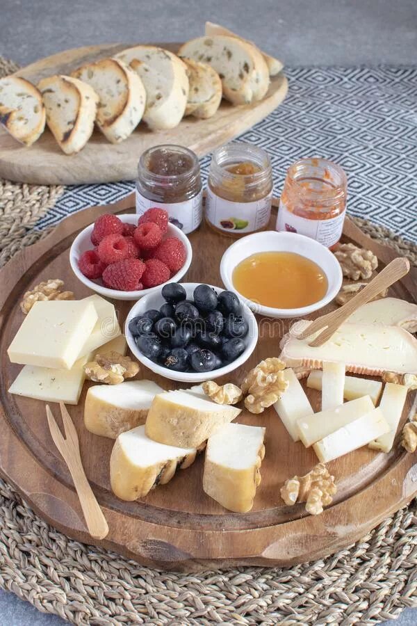 Какой сыр сочетается с медом. Сыр с медом. сырная тарелка с медом и орехами. вино сыр орехи мед. сыр с мёдом и орехами.