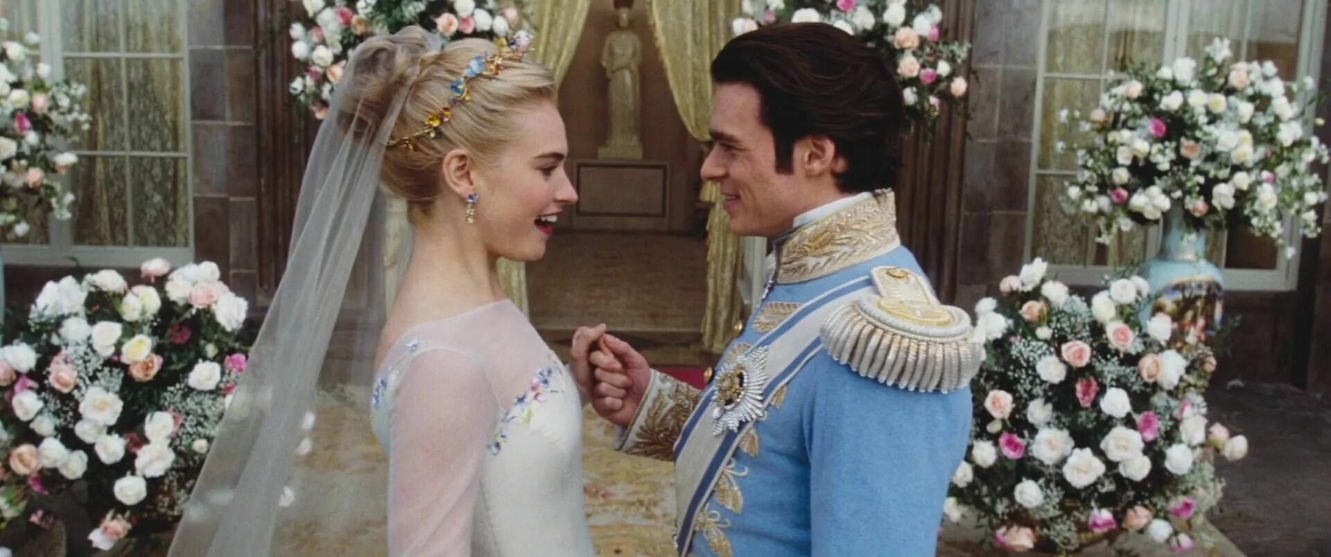 Принцессы выходят. Cinderella 2015. Золушка 2015 принц. Золушка 2015 Золушка и принц.